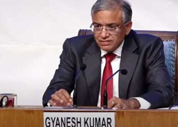 ‘ എല്ലാവരും തുല്യർ, തിരഞ്ഞെടുപ്പ് കമ്മിഷന്റെ തോളിൽ തോക്കു വച്ചിട്ട് ഇന്ത്യയിലെ വോട്ടർമാരെ ലക്ഷ്യം വച്ചുള്ള രാഷ്ട്രീയം നടക്കുമ്പോൾ, തിരഞ്ഞെടുപ്പ് കമ്മീഷൻ അവർക്കൊപ്പം പാറപോലെ ഉറച്ചുനിൽക്കും’