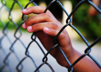 10000 രൂപ ശമ്പളം വാഗ്ദാനം, ജോലിക്കെത്തിച്ചത് പശുഫാമിൽ, കൈ അറ്റതോടെ കയ്യൊഴിഞ്ഞ് തൊഴിലുടമ, വീട്ടിലേക്ക് 15കാരൻ നടന്നത് 150 കിലോമീറ്റർ