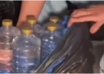 കണ്ടാൽ കുടിവെള്ളക്കുപ്പി തന്നെ, സ്ത്രീകളടക്കമുള്ളവർ കയ്യിലും അരയിലുമായി കൊണ്ടുപോയത് വ്യാജ മദ്യം; കുവൈറ്റിൽ വമ്പൻ റെയ്ഡ്