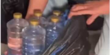 കണ്ടാൽ കുടിവെള്ളക്കുപ്പി തന്നെ, സ്ത്രീകളടക്കമുള്ളവർ കയ്യിലും അരയിലുമായി കൊണ്ടുപോയത് വ്യാജ മദ്യം; കുവൈറ്റിൽ വമ്പൻ റെയ്ഡ്