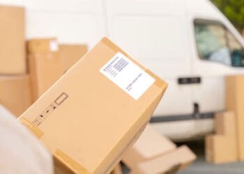 ‘വൺ സൈഡ് പ്രണയം’, യുവതി വിവാഹിതയായി, നവവരന് ഒരു സമ്മാനം കൊടുത്തു, സ്പീക്കറിന് അസാധാരണ ഭാരം, സംശയത്തിൽ രക്ഷ