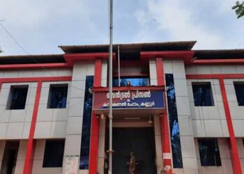 കണ്ണൂർ‍ ജയിലിനുള്ളിലെ തടവുകാർക്കുള്ള ഫോൺ, ബീഡി, പുകയില എന്നിവ വലിച്ചെറിഞ്ഞുകൊടുത്തു!! ഒരാൾ പിടിയിൽ, പൊതി വലിച്ചെറിഞ്ഞ് കൊടുത്തത് ജയിൽ പരിസരത്ത് കടന്ന്