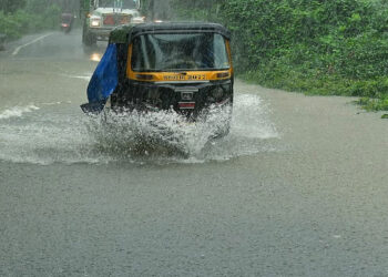 റെഡ് അലർട്ട്, കനത്ത മഴ കാരണം ഇന്ന് സ്കൂളുകൾക്ക് അവധിയെന്ന് വാട്സ് ആപ്പ് സന്ദേശങ്ങൾ; വ്യാജമെന്ന് മുംബൈ മുനിസിപ്പൽ കോർപ്പറേഷൻ