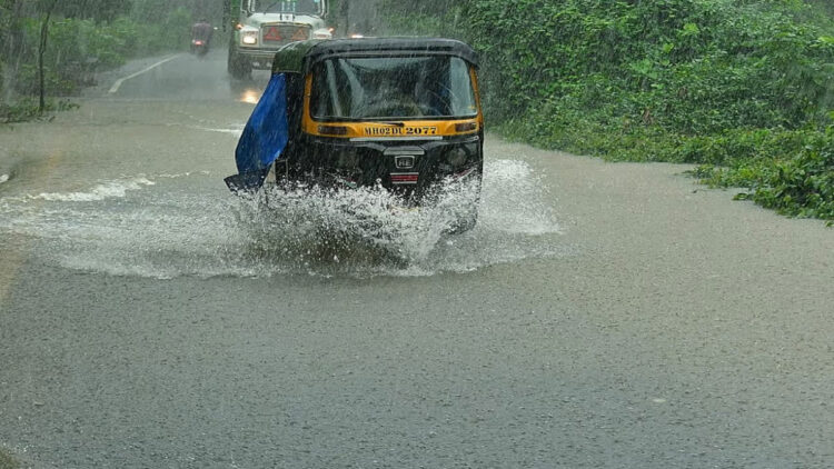 റെഡ് അലർട്ട്, കനത്ത മഴ കാരണം ഇന്ന് സ്കൂളുകൾക്ക് അവധിയെന്ന് വാട്സ് ആപ്പ് സന്ദേശങ്ങൾ; വ്യാജമെന്ന് മുംബൈ മുനിസിപ്പൽ കോർപ്പറേഷൻ