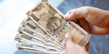 തകർന്നടിഞ്ഞ് രൂപ, പ്രവാസികൾക്ക് നേട്ടം, വിദേശ വിദ്യാർത്ഥികൾക്ക് വൻ നഷ്ടം, അവശ്യ സാധനങ്ങൾക്ക് വിലകൂടും