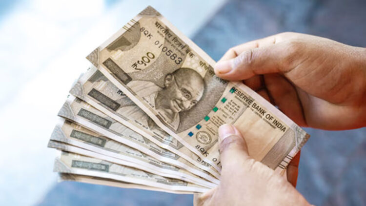 തകർന്നടിഞ്ഞ് രൂപ, പ്രവാസികൾക്ക് നേട്ടം, വിദേശ വിദ്യാർത്ഥികൾക്ക് വൻ നഷ്ടം, അവശ്യ സാധനങ്ങൾക്ക് വിലകൂടും