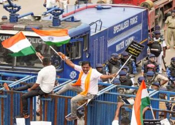 ‘ഞങ്ങൾ എന്താണ് ചെയ്തത്? ഒരു വർഷം മുൻപ് എന്റെ മകൾ കൊല്ലപ്പെട്ടു, ഇന്ന് ഇവർ എന്നെയും ഭർത്താവിനേയും കൊല്ലാൻ ശ്രമിക്കുന്നു’!! ആർജി കർ ആശുപത്രിയിൽ ക്രൂരമായി ബലാത്സം​ഗം ചെയ്ത് കൊലപ്പെടുത്തിയ ജൂനിയർ ഡോക്ടറുടെ ഒന്നാം ചരമ വാർഷിക ദിനത്തിൽ മാതാപിതാക്കൾക്ക് പോലീസിന്റെ വക ലാത്തിച്ചാർജ്