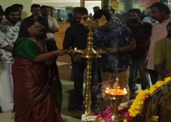 അതിഥികളെ വരവേൽക്കാൻ കവാടത്തിനരികെ നിലയുറപ്പിച്ച് ഗജകേസരി ചിറയ്ക്കൽ കാളിദാസൻ, അതിഗംഭീര പൂജ ചടങ്ങുകളോടെ ക്യൂബ്സ് എൻറർടെയ്ൻമെൻറ്സിൻറെ ബ്രാഹ്മാണ്ഡ ചിത്രം കാട്ടാളന് തുടക്കം