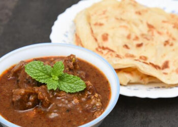 ആഹാരം അവനവന്റെ സ്വാതന്ത്ര്യം ; പുതിയതായി വന്ന റീജിയണല് മാനേജര് കാന്റീനീല് ബീഫ് നിരോധിച്ചു; ബാങ്കിന് മുന്നില് പൊറോട്ടയും ഇറച്ചിയും വിളമ്പി പാര്ട്ടി നടത്തി ജീവനക്കാര് പ്രതിഷേധിച്ചു