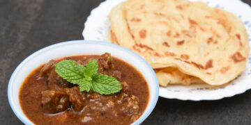 ആഹാരം അവനവന്റെ സ്വാതന്ത്ര്യം ; പുതിയതായി വന്ന റീജിയണല് മാനേജര് കാന്റീനീല് ബീഫ് നിരോധിച്ചു; ബാങ്കിന് മുന്നില് പൊറോട്ടയും ഇറച്ചിയും വിളമ്പി പാര്ട്ടി നടത്തി ജീവനക്കാര് പ്രതിഷേധിച്ചു