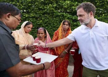 മരിച്ച 7 ആത്മാക്കൾക്കൊപ്പമൊരു ചായ കുടി… ‘ജീവിതത്തിൽ രസകരമായ ഒരുപാട് അനുഭവങ്ങളുണ്ടായിട്ടുണ്ട്, പക്ഷെ ‘മരിച്ചവരോടൊപ്പം’ ചായ കുടിക്കാൻ എനിക്കൊരിക്കലും അവസരം ലഭിച്ചിട്ടില്ല, ഈ അതുല്യമായ അനുഭവത്തിന്, തിരഞ്ഞെടുപ്പ് കമ്മീഷന് നന്ദി’- രാഹുൽ ​ഗാന്ധി- VIDEO