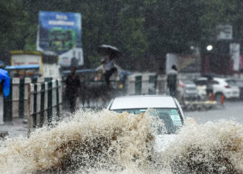 വൈകിയത് മുന്നൂറോളം വിമാന സര്‍വീസുകള്‍, യമുനാ നദിയിലെ ജലനിരപ്പ് ഉയര്‍ന്നു, പ്രളയ മുന്നറിയിപ്പ്; ഡൽഹിയിൽ കനത്ത മഴ