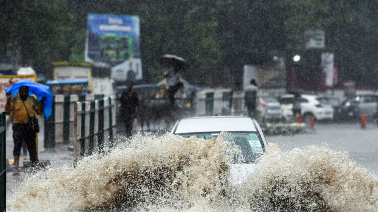 വൈകിയത് മുന്നൂറോളം വിമാന സര്വീസുകള്, യമുനാ നദിയിലെ ജലനിരപ്പ് ഉയര്ന്നു, പ്രളയ മുന്നറിയിപ്പ്; ഡൽഹിയിൽ കനത്ത മഴ