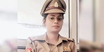 തെരുവ് നായയെ രക്ഷിക്കാൻ ബൈക്ക് വെട്ടിച്ചു, റോഡിൽ തെറിച്ചുവീണ സബ് ഇൻസ്പെക്ടറെ കാർ ഇടിച്ചിട്ടു; ദാരുണാന്ത്യം