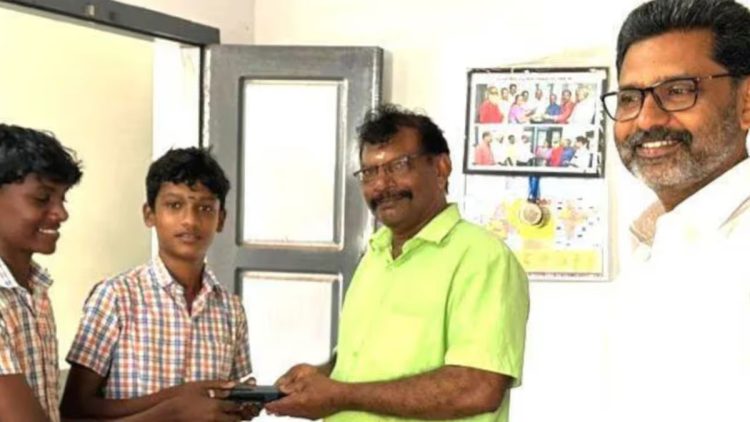 സത്യസന്ധതയുടെ പാഠം പകര്ന്ന് കുട്ടികൾ ‘പേഴ്സും ഫോണും പോയപ്പോൾ ഏറെ വേദനിച്ചു’ സന്തോഷം തിരിച്ചു നൽകിയത് രണ്ട് കുട്ടികൾ