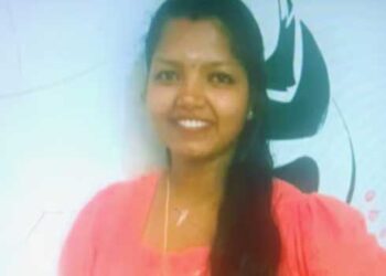 വീട്ടിൽ രണ്ടര വയസുള്ള മകൻ മാത്രം, യുവതി ഭർതൃവീട്ടിൽ തൂങ്ങിമരിച്ച നിലയിൽ, മൃതദേഹം കണ്ടത് ജോലി കഴിഞ്ഞു വീട്ടിലെത്തിയ ഭർതൃപിതാവ്