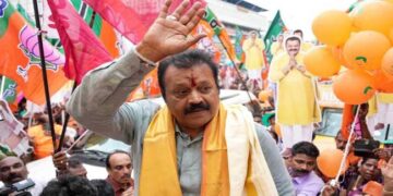 കോൺഗ്രസ് നേതാക്കളുടെ പരാതി ഫയലിൽ സ്വീകരിച്ചു, സുരേഷ് ഗോപിക്കെതിരായ കള്ളവോട്ട് പരാതിയിൽ തൃശൂർ എസിപിക്ക് അന്വേഷണ ചുമതല