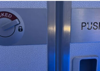 യുവതി ടോയ്‍ലറ്റിലുള്ളപ്പോൾ അകത്ത് ഇടിച്ച് കയറി കോ-പൈലറ്റ്; പരാതിപ്പെട്ടപ്പോൾ ഒന്നും കണ്ടില്ലെന്ന് പറഞ്ഞ് നിസാരവത്കരിച്ച് ജീവനക്കാർ