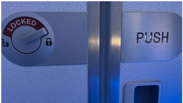 യുവതി ടോയ്‍ലറ്റിലുള്ളപ്പോൾ അകത്ത് ഇടിച്ച് കയറി കോ-പൈലറ്റ്; പരാതിപ്പെട്ടപ്പോൾ ഒന്നും കണ്ടില്ലെന്ന് പറഞ്ഞ് നിസാരവത്കരിച്ച് ജീവനക്കാർ