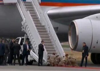 പുടിനെ സ്വീകരിക്കാൻ സൈനികരെക്കൊണ്ട് ചുവപ്പുപരവതാനി വിരിപ്പിച്ച് ട്രംപ്!! ട്രംപിന്റെ പ്രിയ സുഹൃത്തിനുവേണ്ടി ധീരന്മാരായ യുഎസ് സൈനികരെ മുട്ടുകുത്തിച്ച് റെഡ് കാർപ്പറ്റ് വിരിപ്പിച്ചത് വെറുപ്പുളവാക്കുന്നു- വിമർശനം