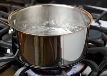 സൂര്യാഘാതം ഏറ്റതല്ല തിളച്ചവെള്ളം ഒഴിച്ച് പൊള്ളിച്ചത്… മദ്യപിച്ച് റോഡിൽ കിടന്ന വയോധികന്റെ കാലിൽ തിളച്ച വെള്ളം ഒഴിച്ചു, ഇരുകാലുകളിലും മാരക പൊള്ളൽ