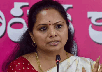 സസ്പെന്റ് ചെയ്തതിന് പിന്നാലെ പാര്ട്ടി വിട്ട് വനിതാനേതാവ് കവിത ; തനിക്കെതിരേ ഗൂഡാലോചനയെന്ന് രണ്ട് നേതാക്കള്ക്കെതിരേ ആരോപണം ; തെലുങ്കാനയിലെ ബിആര്സി യില് ഉള്പ്പോര് രൂക്ഷമായി