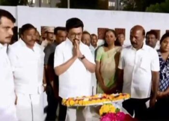 കരൂരിൽ നടന്നത് വിവരിക്കാനാകാത്ത ദുരന്തം, അറസ്റ്റ് തീരുമാനം ജുഡീഷ്യൽ അന്വേഷണ റിപ്പോർ‌ട്ട് കിട്ടിയ ശേഷം!! ദുരന്ത ഭൂമി സന്ദർശിച്ച് സ്റ്റാലിൻ, പൊലിഞ്ഞത് 9 കുട്ടികളടക്കം 39 ജീവനുകൾ