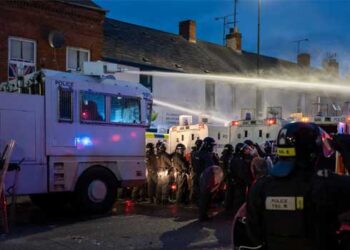 ‘വീട്ടിൽ പോടാ’… ആക്രോശിച്ചുകൊണ്ട് തലയ്ക്കിട്ട് അടി, വീണതോടെ മർദനം… ഓട്ടത്തിനിടെ മറിഞ്ഞു വീണ മറ്റൊരാളെ നിലത്തിട്ട് ചവിട്ടി!! കുടിയേറ്റ വിരുദ്ധ പ്രക്ഷോഭങ്ങൾക്കിടെ നോർത്തേൺ അയർലൻഡിൽ മലയാളി യുവാക്കൾക്കു നേരെ സംഘംചേർന്ന് ആക്രമണം