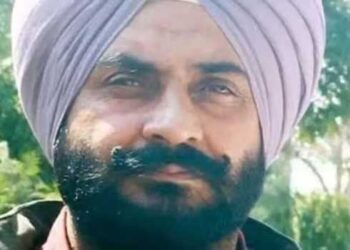 വിവാഹമോചിതനെന്ന് കള്ളം പറഞ്ഞ് ലൈംഗിക ചൂഷണം, അശ്ലീല ചിത്രം പ്രചരിപ്പിക്കുമെന്ന് ഭീഷണി!! പീഡനക്കേസിൽ അറസ്റ്റ് ചെയ്ത് കൊണ്ടുപോകവേ പോലീസിനു നേരെ വെടിയുതിർത്ത് എഎപി എംഎൽഎ രക്ഷപ്പെട്ടു, തടയാൻ ശ്രമിച്ച പോലീസുകാരനെ വാഹനം ഇടിച്ചുവീഴ്ത്തി