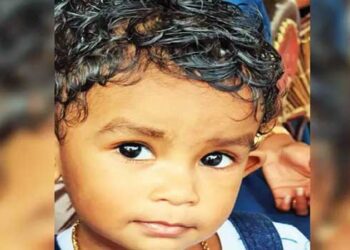 അമ്മൂമ്മ ​ഗേറ്റ് തള്ളി നീക്കുന്നതിനിടെ കുഞ്ഞ് നിൽക്കുന്നത് കണ്ടില്ല!! റെയിലിൽനിന്ന് ​ഗേറ്റ് തെന്നിമറിഞ്ഞ് ദേഹത്തേക്കു വീണ് ഒന്നര വയസുകാരന് ദാരുണാന്ത്യം, ​ഗേറ്റ് പതിച്ചത് കുട്ടിയുടെ തലയിലേക്ക്