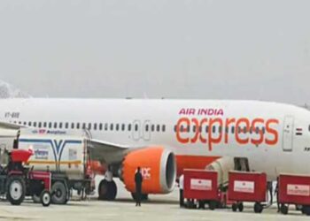 നടന്നത് എയർ ഇന്ത്യ എക്സ്പ്രസ് വിമാനം ഹൈജാക്ക് ചെയ്യാനുള്ള ശ്രമമോ? വിമാനം 35,000 അടി ഉയരത്തിൽ, കൃത്യമായി പാസ്കോഡ് അടിച്ച് കോക്പിറ്റിലേക്ക് കയറാൻ ശ്രമിച്ച് യാത്രക്കാരൻ, പിന്നാലെ എട്ടം​ഗ സംഘവും!! കോക്പിറ്റ് തുറക്കാതെ പൈലറ്റ്- സംഘം സിഐഎസ്എഫ് കസ്റ്റഡിയിൽ