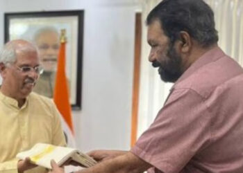 പോര് താല്ക്കാലികമായി മാറ്റി വെച്ചു, സര്ക്കാര് നടത്തുന്ന ഓണം വാരാഘോഷ പരിപാടിയില് ഗവര്ണര് പങ്കെടുക്കും ; രാജ്ഭവനിലെത്തി ഗവര്ണറെ ക്ഷണിച്ച് മന്ത്രിമാര്, ഓണക്കോടിയും കൈമാറി