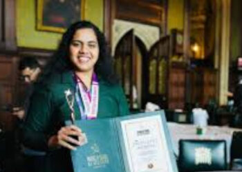 പണം കൊടുത്ത് അവാർഡ് ഒപ്പിക്കാൻ നാണമില്ലേ???  അവാർഡ്ദാന ചടങ്ങ്  ബ്രിട്ടീഷ് പാര്‍ലമെന്റ് ഹാള്‍ വാടകയ്ക്കെടുത്ത്,  മേയർ ആര്യ രാജേന്ദ്രനെ എയറിൽ കയറ്റി സോഷ്യൽ മീഡിയ