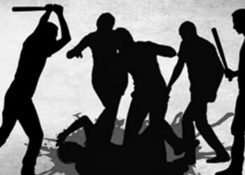 ബസിൽവച്ച് സീനിയർ വിദ്യാർത്ഥിയെ തുറിച്ചുനോക്കി, ജൂനിയർ വിദ്യാർത്ഥിയെ പൊതിരെത്തല്ലി സീനിയർ വിദ്യാർത്ഥികൾ, ഷർട്ട് വലിച്ചുകീറി നിലത്തിട്ട് ചവിട്ടിക്കൂട്ടി, തിരിഞ്ഞുനോക്കാതെ സ്കൂൾ അധികൃതർ, പരാതിയുമായി രക്ഷിതാക്കൾ