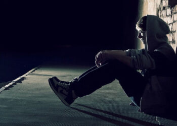 പ്രായപൂർത്തിയാകാത്ത ആൺകുട്ടിയെ തട്ടിക്കൊണ്ടുപോയി വീട്ടിൽ പാർപ്പിച്ചു, ദിവസങ്ങളോളം ലൈം​ഗികമായി പീഡിപ്പിച്ചു, 45 കാരിക്കെതിരെ പോക്സോ കേസ്