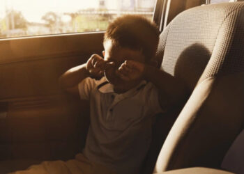 പൊലീസ് പിന്തുടർന്നു, മക്കളെ കാറിലിട്ട് പൂട്ടി  ഓടിരക്ഷപ്പെട്ട് മോഷണക്കേസ് പ്രതി,  ഭയന്ന് നിലവിളിച്ച കുട്ടികളെ ഡ്യൂപ്ലിക്കേറ്റ് താക്കോലെത്തിച്ച് പുറത്തിറക്കി