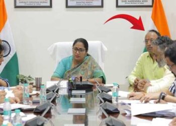 ഔദ്യോഗികയോഗത്തിൽ ക്ഷണിക്കപ്പെടാത്ത അഥിതിയായി ഡൽഹി മുഖ്യമന്ത്രിക്കൊപ്പം ഭർത്താവും!! മോദി ഡൽഹിയിൽ രണ്ട് മുഖ്യമന്ത്രിമാരെ നിയമിച്ചിട്ടുണ്ട്- പരിഹസിച്ച് എഎപി, ശരിക്കും ഡൽഹിയെ നയിക്കുന്നത് ആരാണ്? രേഖാ ഗുപ്തയാണോ അതോ ഭർത്താവോ- കോൺ​ഗ്രസ്