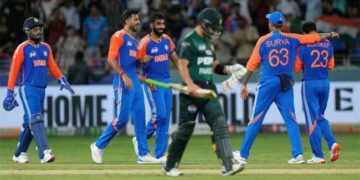 അവസാന ഓവറിൽ പാണ്ഡ്യ വിട്ടുകൊടുത്തത് 16 റൺസ്, വാലറ്റത്തിന്റെ ചെറുത്തുനിൽപ്പിൽ ഇന്ത്യയ്ക്ക് വിജയലക്ഷ്യം 128 റൺസ്, കുൽദീപ് യാദവിന് 3 വിക്കറ്റ്, ഇന്ത്യയ്ക്ക് ആദ്യ വിക്കറ്റ് നഷ്ടം