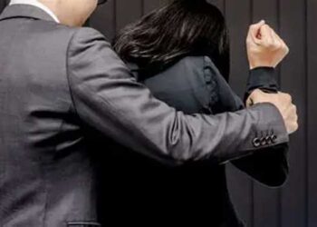 പണം കടം വാങ്ങിയിട്ട് കൊടുക്കുക ഭാര്യയുടെ നമ്പർ, ഡിവൈഎഫ്ഐ നേതാവ് വീട്ടിൽ വന്നാൽ അവിടെയും ഇവിടെയും തോണ്ടും!! അവന്റെ ഇഷ്ടം തീർന്നിട്ട് പോട്ടെയെന്ന് ഭർത്താവ്, കിടന്നുകൊടുക്കാൻ ഭർതൃമാതാവ്, യുവതിയുടെ പരാതിയിൽ സിപിഎം നേതാവിനെതിരെ പീഡനക്കേസ്, ഭർത്താവിനെതിരെ ഗാർഹികപീഡനം