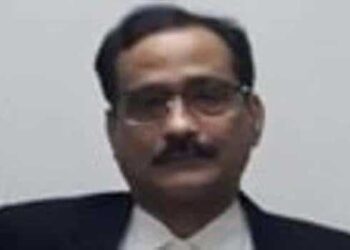 ബലാത്സംഗപരാതി പിൻവലിക്കാൻ 30 ലക്ഷം രൂപ വാഗ്ദാനം ചെയ്തു, പിന്നാലെ സഹോദരനെ കേസിൽ കുടുക്കുമെന്ന് ഭീഷണി, യുവ അഭിഭാഷകയുടെ പരാതിയിൽ രണ്ടു ജഡ്ജിമാർക്കെതിരെ ന‌ട‌പടി,