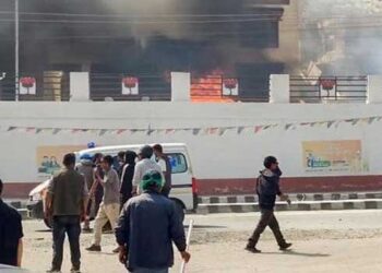 ലഡാക്കിലെ സമരം അക്രമാസക്തം, ബിജെപി ഓഫിസിന് തീയിട്ടു, പോലീസ് വാഹനങ്ങൾ പ്രക്ഷോഭകാരികൾ അ​ഗ്നിക്കിരയാക്കി, സമരം ലഡാക്കിന് സംസ്ഥാന പദവി നൽകണമെന്നാവശ്യപ്പെട്ട്