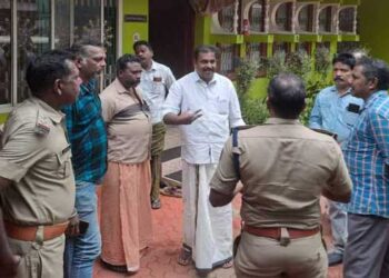 കവർച്ച നടത്തിയത് വീടിനേക്കുറിച്ച് കൃത്യമായി അറിയുന്നവർ!! മുൻ ഫയർഫോഴ്സ് ഉദ്യോഗസ്ഥന്റെ വീട്ടിൽ നിന്ന് 90 പവൻ സ്വർണവും ഒരു ലക്ഷം രൂപയും മോഷണം പോയി, മോഷണം സഹോദരിയുടെ മരണത്തിൽ പങ്കെടുക്കാൻ പോയതിനിടെ