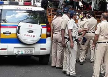 ‘മുംബൈയെ തകർക്കാൻ 34 ചാവേറുകൾ ന​ഗരത്തിൽ, 14 പാക്ക് ഭീകരർ ഇന്ത്യയിൽ കടന്നിട്ടുണ്ട്, സ്ഫോടനത്തിന് 400 കിലോ ആർഡിഎക്സും എത്തിച്ചിണ്ട്’, സുഹൃത്തിനെ കുടുക്കാൻ ജ്യോതിഷി കൊടുത്ത പണിയിൽ നട്ടംതിരിഞ്ഞത് പോലീസ്, ഒരാൾ അറസ്റ്റിൽ