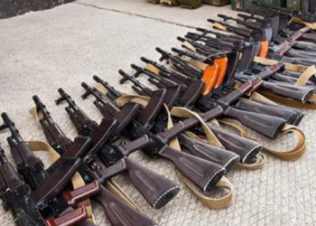 നാവികസേനാ ഉദ്യോഗസ്ഥൻ ചമഞ്ഞ് റസിഡന്‍ഷ്യല്‍ കോംപ്ലക്‌സില്‍  കടന്നുകൂടി, തോക്കും വെടിയുണ്ടകളും അടിച്ചുമാറ്റി തട്ടിപ്പുകാരൻ, പ്രദേശം അരിച്ചുപെറുക്കി ഉദ്യോഗസ്ഥർ