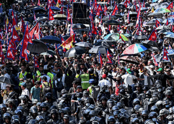 നേപ്പാളില്‍ ജെന്‍സീയുടെ പ്രതിഷേധം; തെരുവിലിറങ്ങിയത് ആയിരങ്ങള്‍ ; പോലീസ് വെടിവെയ്പില്‍ മരണം 19 ആയി ഉയര്‍ന്നു ; സംഭവത്തിന്റെ ധാര്‍മ്മിക ഉത്തരവാദിത്വം ഏറ്റെടുത്ത് ആഭ്യന്തമന്ത്രി രാജിവെച്ചു