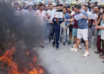 റോഡിൽ ടയർ കത്തിച്ചിട്ട് പ്രക്ഷോഭകാരികൾ, ഒരടി മുന്നോട്ടുപോകാനാകാതെ കാഠ്മണ്ഡുവിൽ കുടുങ്ങി മലയാളി വിനോദ സഞ്ചാരികൾ, നേപ്പാളിൽ കുടുങ്ങിയത് കോഴിക്കോടുനിന്നു പുറപ്പെട്ട 40 അം​ഗ സംഘം
