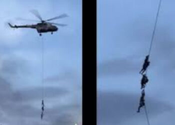 സൈനിക ഹെലികോപ്ടറുകളിൽ  തൂങ്ങിക്കയറി നേപ്പാൾ  മന്ത്രിമാർ, വളഞ്ഞിട്ട് ആക്രമിച്ച് പ്രതിഷേധക്കാർ