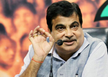 ഞാനിത് പണത്തിന് വേണ്ടിയാണ് ചെയ്യുന്നതെന്ന് നിങ്ങൾ കരുതുന്നുണ്ടോ?? ഞാൻ ഒരു കള്ളക്കച്ചവടക്കാരനല്ല, എനിക്ക് പണത്തിന് ഒരു കുറവുമില്ല!!!  E20 പെട്രോൾ വിവാദത്തിൽ പ്രതികരിച്ച് നിതിൻ ​ഗഡ്കരി