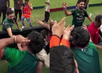 ‘അവരോട് നമുക്ക് പ്രതികാരം ചെയ്യണം, ഫൈനലിൽ ഇന്ത്യയെ വെറുതെ വിട്ടേക്കരുത്!!  പാക് നായകന് കൈകൊടുത്ത് അലറിവിളിച്ച് ആരാധകൻ, മറുപടിയായി പുഞ്ചിരിയും ഫ്ലയിംഗ് കിസും പറത്തിവിട്ട് ഹാരിസ് റൗഫ്- വീഡിയോ