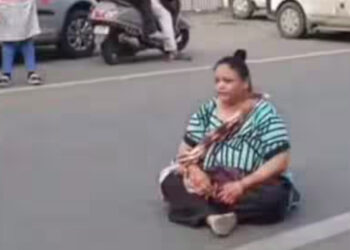 പാനിപൂരി നൽകിയില്ല, കച്ചവടക്കാരനുമായി പൊരിഞ്ഞ തർക്കം, ഒടുവിൽ നടുറോഡിൽ കിടന്ന് പൊട്ടിക്കരഞ്ഞ് യുവതി, ​ഗതാ​ഗതം തടസപ്പെട്ടു